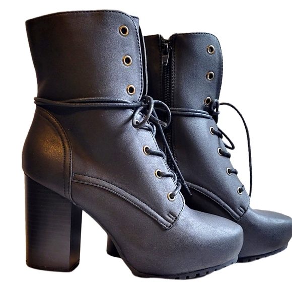 Qupid Shoes - 1 SZ 8 LEFT! BLACK  LACE- UP  HEEL BOOTS